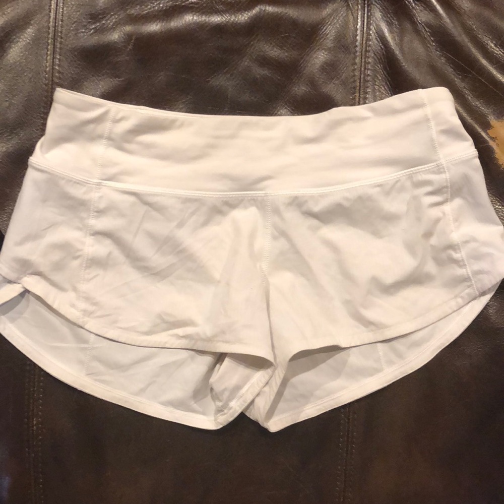 Lulu lemon white speed up short 2.5’